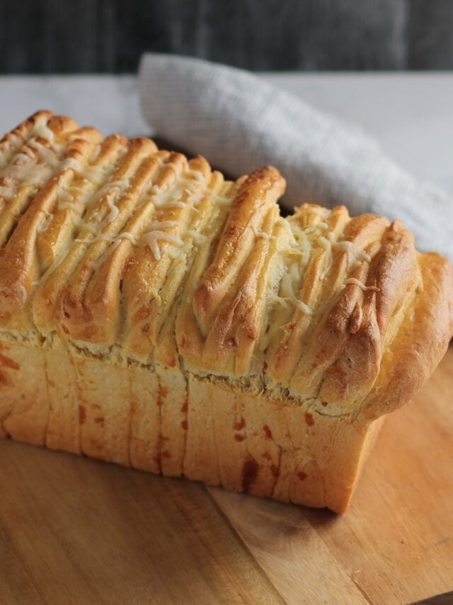 Cheesy Garlic Pull-Apart Bread Story